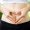 Salud digestiva: intolerancias alimentarias y SIBO Primer plano: manos femeninas moldeando el vientre del corazón